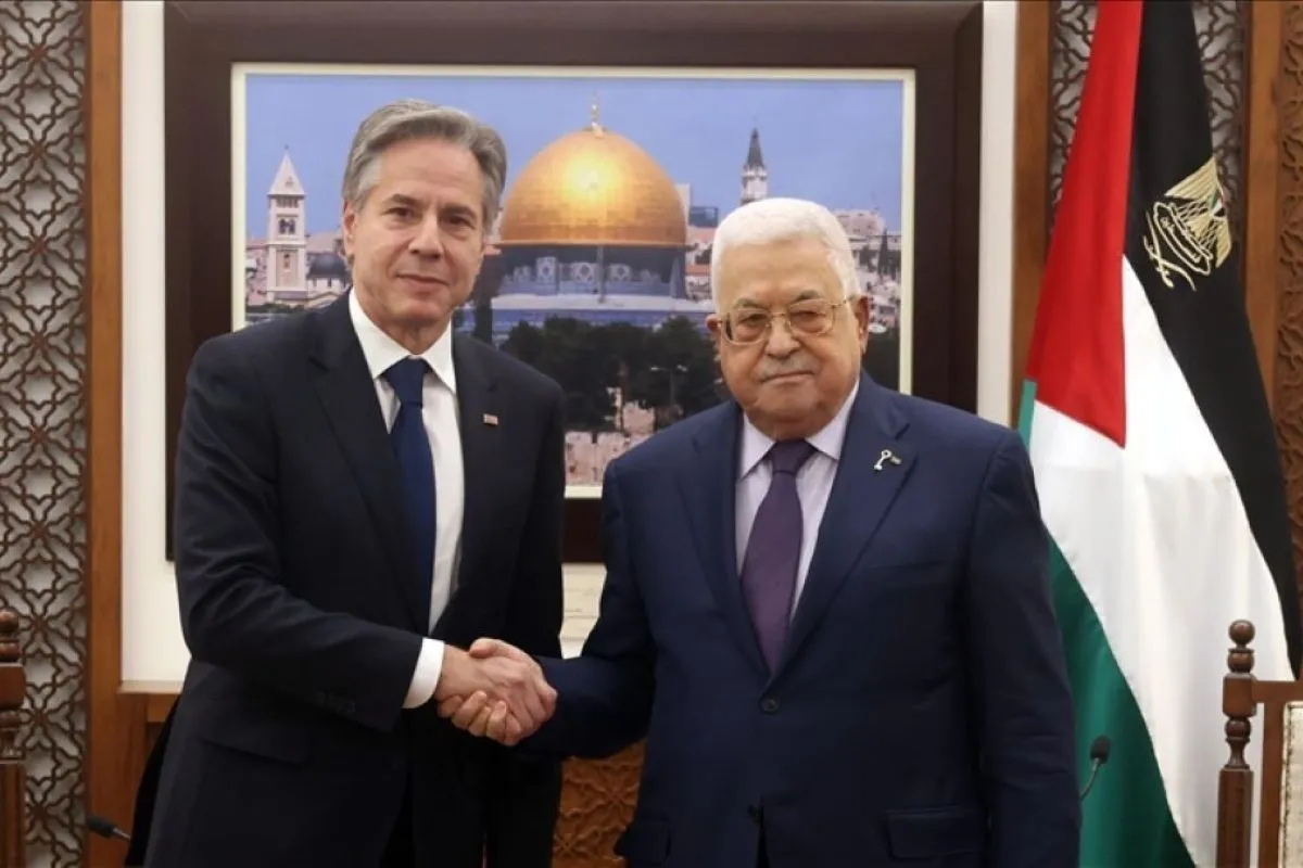 Presiden Palestina Mahmoud Abbas (kanan) berjabatan tangan dengan Menteri Luar Negeri Amerika Serikat Antony Blinken.