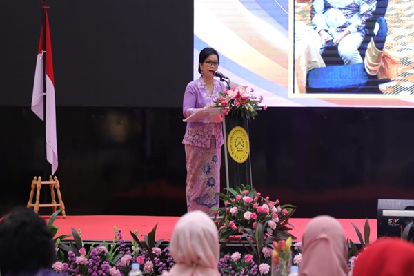 Ketua Umum BPHPI, Dr.Nani Indrawati saat memberikan sambutan dalam acara seminar internasional bertema 'Peningkatan Kualitas Kepemimpinan Hakim Perempuan Menuju Badan Peradilan yang Agung', Jumat (26/4/2024).